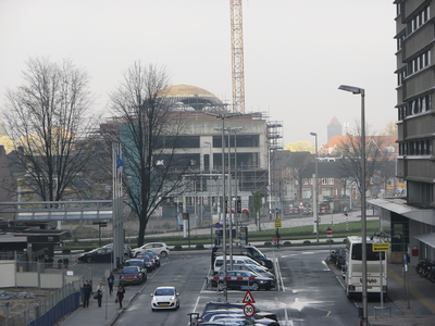 906074 Gezicht op de bouw van de Ulu Moskee bij het Westplein te Utrecht, van bij de entree van het Centraal Station ...